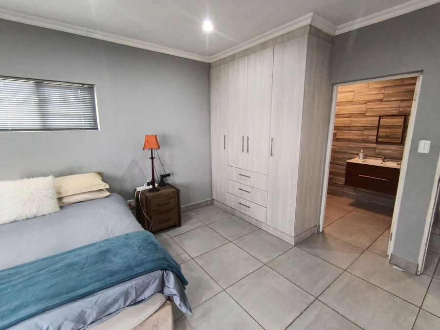 4 Bedroom Property for Sale in Wavecrest Eastern Cape